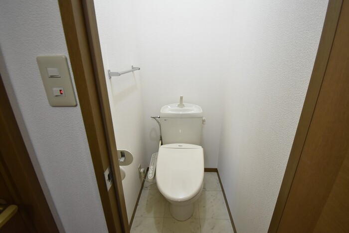 シャンブル B棟のトイレ|温水洗浄暖房便座