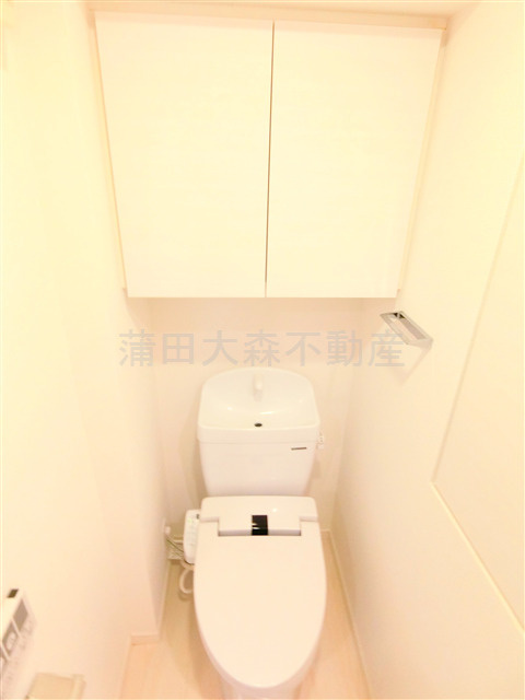 アゼスト千鳥町のトイレ|吊戸棚と温水洗浄便座付きのトイレ