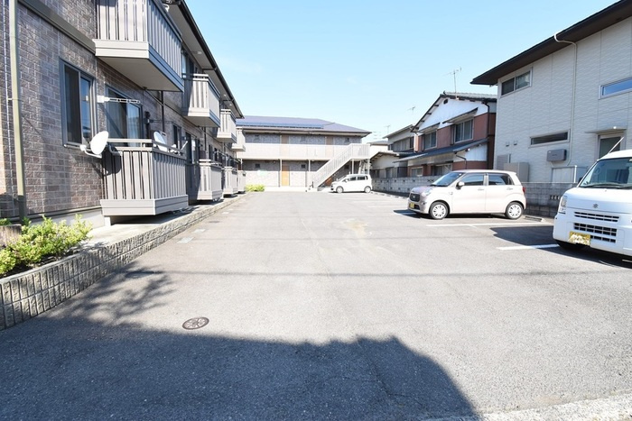 リビングタウン伏石 B棟の駐車場|駐車場