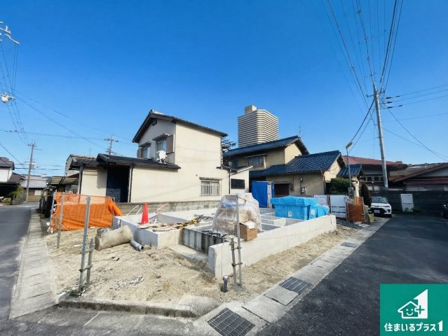 大津市桜野町　新築一戸建ての外観|周辺は落ち着いた街並みの住宅地！子育てがしやすい住環境です！まだ未完成ですが、現地でしかわからない事もございます。是非一度ご覧ください。
