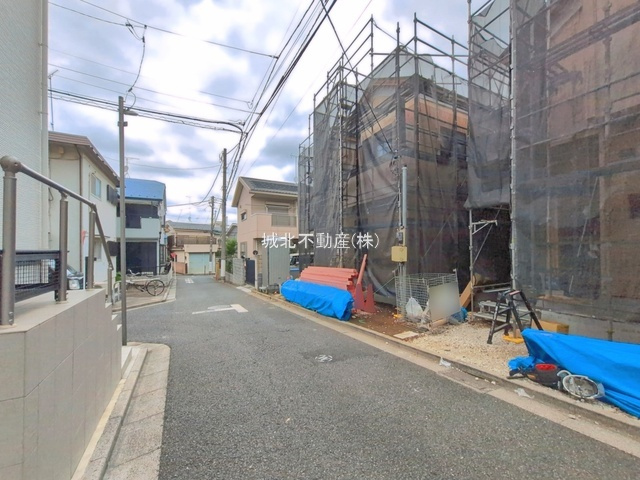 練馬区大泉学園町6丁目 全2棟 A号棟の前面道路含む現地写真|前面道路北西側約4.0ｍ道路に面する立地