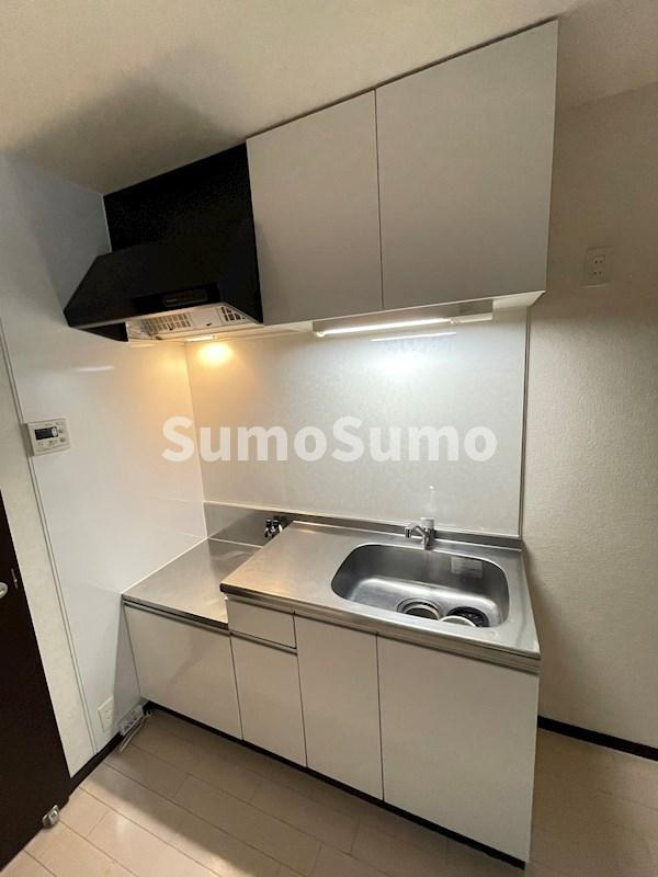 maison de la grue那の川のキッチン