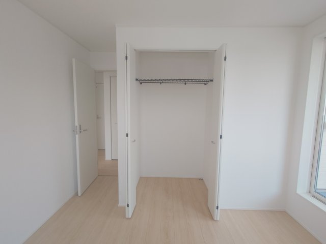 クレイドルガーデン高松市香西本町第１◇光熱費の負担の軽減が可能なオール電化住宅ですの収納|２階洋室
内部には収納棚などが設置されていて収納力が抜群で、衣類以外の大きなものも収納できます(^^♪
