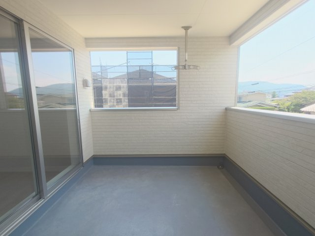クレイドルガーデン高松市香西本町第１◇光熱費の負担の軽減が可能なオール電化住宅ですのバルコニー|バルコニー
天候に左右されず使用できるインナーバルコニー付きです。雨の日でも洗濯物を干すことができます。天気の良い日は強い日差しを避けられるの紫外線アレルギーの方にも安心です。