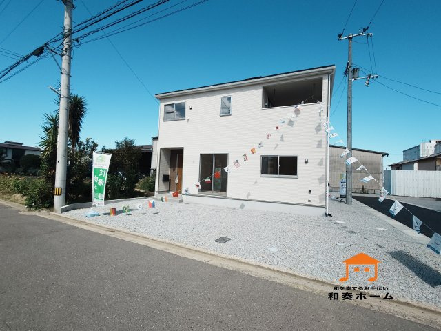 クレイドルガーデン高松市香西本町第１◇光熱費の負担の軽減が可能なオール電化住宅ですの前面道路含む現地写真|１号棟
外観の印象をすっきりとさせる白い外壁のお家です。上品さや高級感があり、シンプルでも安っぽく見えにくく、第一印象を整えやすいです(^^♪