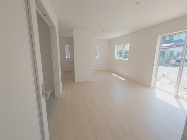 クレイドルガーデン高松市香西本町第１◇光熱費の負担の軽減が可能なオール電化住宅ですの居間・リビング|１号棟
１７帖の広いリビングはソファやダイニングの配置替え、ワークスペースの設置、子どもの遊び場など、ライフステージに合わせて使い方を変えやすいです。