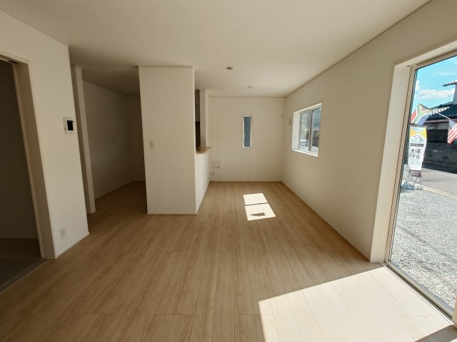 クレイドルガーデン高松市香西本町第１◇光熱費の負担の軽減が可能なオール電化住宅ですの居間・リビング|１号棟
１７帖の広いリビングはソファやダイニングの配置替え、ワークスペースの設置、子どもの遊び場など、ライフステージに合わせて使い方を変えやすいです。