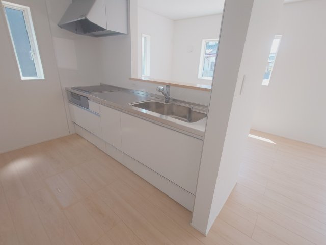 クレイドルガーデン高松市香西本町第１◇光熱費の負担の軽減が可能なオール電化住宅ですのキッチン|１号棟
調理や洗い物をしながら家族と目線を合わせて話せる人気の対面式キッチンです。リビングやダイニングが見渡せるので小さな子どもの様子を常に確認でき、見守りやすく安心です。