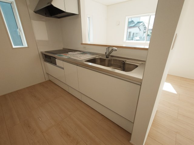 クレイドルガーデン高松市香西本町第１◇光熱費の負担の軽減が可能なオール電化住宅ですのキッチン|１号棟
調理や洗い物をしながら家族と目線を合わせて話せる人気の対面式キッチンです。リビングやダイニングが見渡せるので小さな子どもの様子を常に確認でき、見守りやすく安心です。
