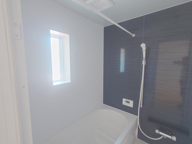 クレイドルガーデン高松市香西本町第１◇光熱費の負担の軽減が可能なオール電化住宅ですの浴室|１号棟
高断熱浴槽を使用しています。４時間たっても浴槽の湯温低下はわずか約２．５℃のため追い焚きが減り、光熱費の節約にもなる省エネ仕様です（＊＾＾）ｖ