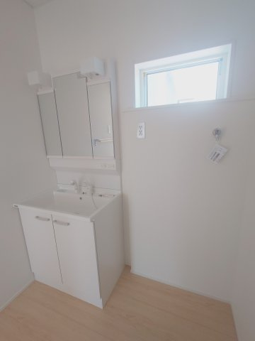 クレイドルガーデン高松市香西本町第１◇光熱費の負担の軽減が可能なオール電化住宅ですの独立洗面台|１号棟
日々の身支度を効率化し、洗面台を清潔に保ちやすいなどのメリットがあるシャワー付き洗面台です。ホースを伸ばせるため、小さなお子様も自分で手が洗いやすく便利です（＾＾♪