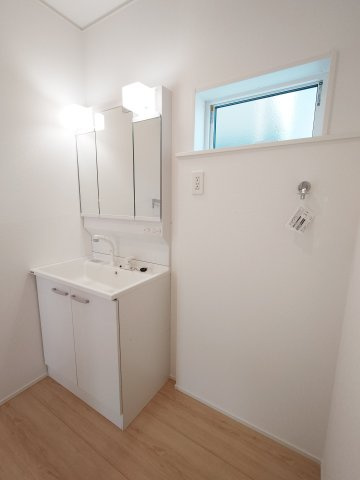 クレイドルガーデン高松市香西本町第１◇光熱費の負担の軽減が可能なオール電化住宅ですの洗面所|１号棟
日々の身支度を効率化し、洗面台を清潔に保ちやすいなどのメリットがあるシャワー付き洗面台です。ホースを伸ばせるため、小さなお子様も自分で手が洗いやすく便利です（＾＾♪