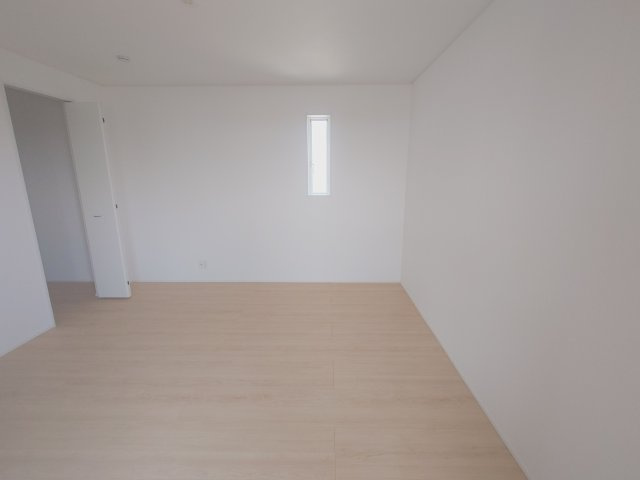クレイドルガーデン高松市香西本町第１◇光熱費の負担の軽減が可能なオール電化住宅ですの寝室|２階主寝室
大型の家具を設置しても圧迫感が生まれにくく、空間に余白を持たせた自由度の高いコーディネートができる２階主寝室です。