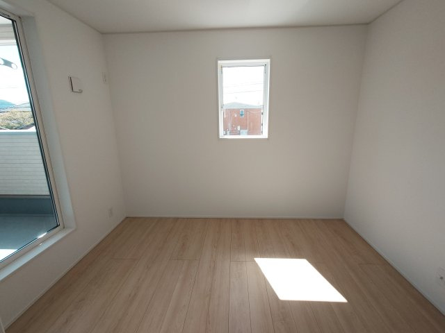 クレイドルガーデン高松市香西本町第１◇光熱費の負担の軽減が可能なオール電化住宅ですの寝室|２階主寝室
大型の家具を設置しても圧迫感が生まれにくく、空間に余白を持たせた自由度の高いコーディネートができる２階主寝室です。