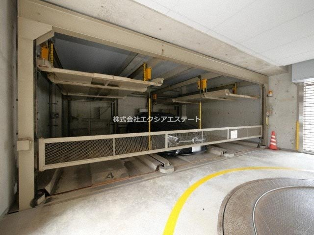 ADORERの駐車場