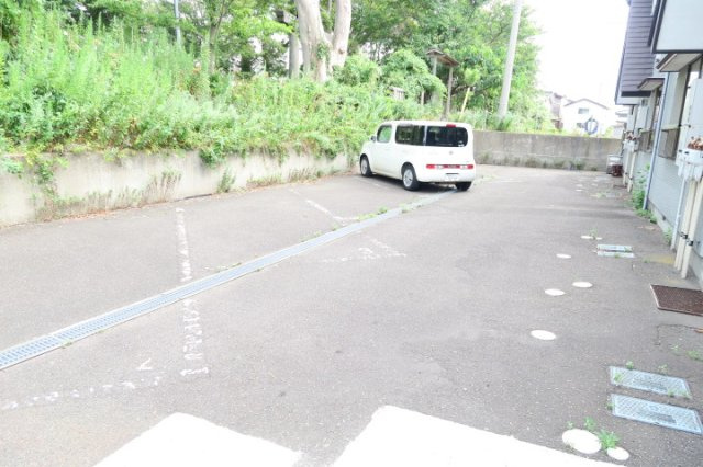 ハイツブルースカイの駐車場