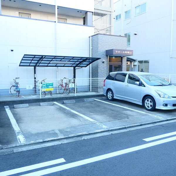 ラポール帝塚山の駐車場