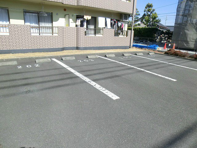 レーヴ の駐車場