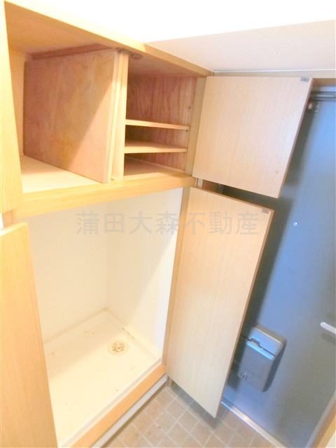 ルーブル大森Ⅱの設備|上部棚収納付きの室内洗濯機置場