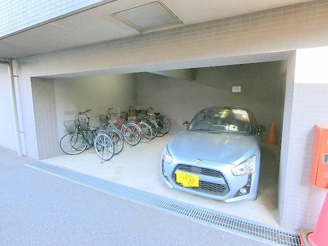 ルーブル大森Ⅱの駐車場|敷地内平置き駐車場　空き状況等詳細はお問合せください。
