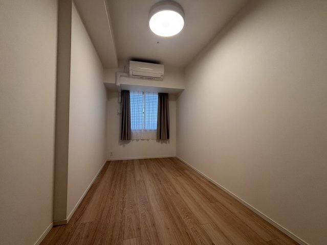 約6.0帖の洋室です。柱の出っ張りが少ないすっきりとした綺麗な部屋型で、ベッドやデスクの配置もスムーズ。エアコンが設置されているため、子供部屋や書斎・テレワーク部屋にも適した居住空間です。