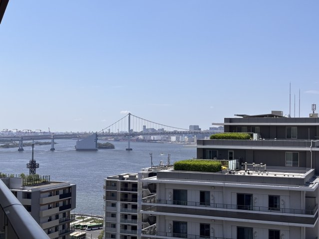 バルコニーからの心地よい眺望写真です。眼下には美しい東京湾が広がり、レインボーブリッジを望む爽快なパノラマビューをお楽しみいただけます。都市と海が調和した、開放感あふれる贅沢なロケーションです。