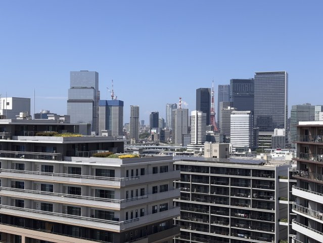 西向きの開放的な眺望写真です。レインボーブリッジや東京タワーを望む贅沢なパノラマビューが広がり、空気の澄んだ冬場には富士山も望めます。時間帯ごとの空の表情を楽しめる魅力的な住環境です。
