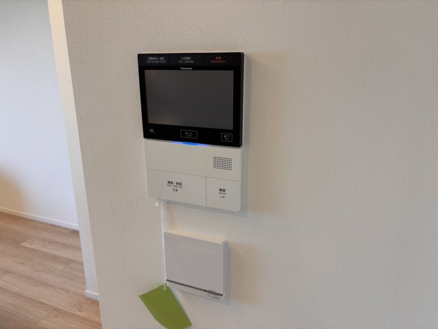 来訪者の姿をモニターで確認できるTVモニター付きインターホンです。オートロック解錠機能も備え、セキュリティ面でも安心。不審者の侵入を防ぎ、一人暮らしや留守中のお子様にも安全な暮らしを提供します。