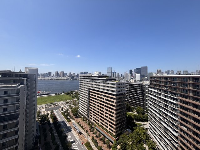 西向きの開放的な眺望写真です。レインボーブリッジや東京タワーを望む贅沢なパノラマビューが広がり、空気の澄んだ冬場には富士山も望めます。時間帯ごとの空の表情を楽しめる魅力的な住環境です。