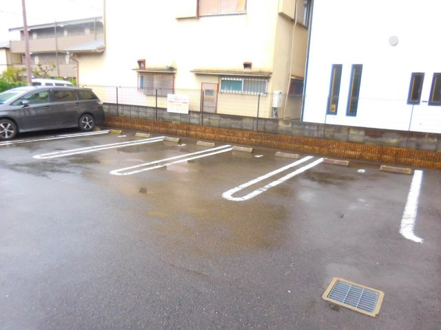 ハイツ東大手の駐車場