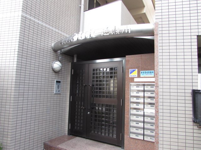 アムール逆瀬川のエントランス