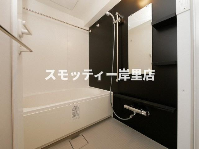 エヌレジデンス新今宮の浴室|きれいなお風呂です