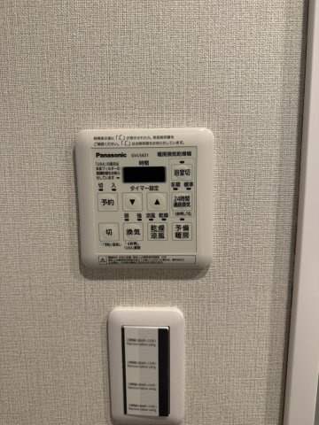 アプローズ慶万の設備|浴室暖房換気乾燥機のリモコンパネル。雨の日の衣類乾燥はもちろん、冬場の予備暖房や夏の涼風機能まで備えており、一年中快適なバスライフをサポートします。