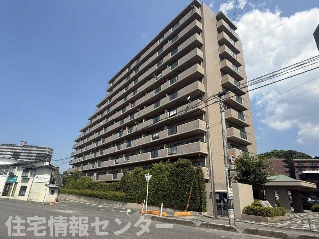 サーパス遠石参番館の外観|手入れの行き届いた落ち着いた雰囲気の外観で、幹線道路から一本入った場所なので、車通りも少なく安心です。