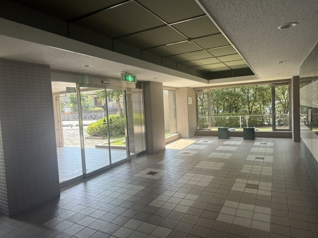 サーパス遠石参番館のエントランス|エントランスは広々とした空間です