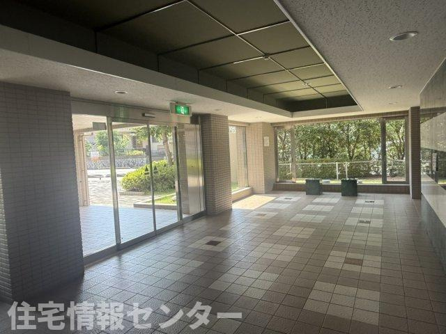 サーパス遠石参番館のエントランス|清潔感あふれるエントランスホールは、オートロック設置で防犯面も安心です。日々の暮らしに心強いゆとりと安心感をもたらす快適な住空間の玄関口が、住まう人を優しくお迎えします