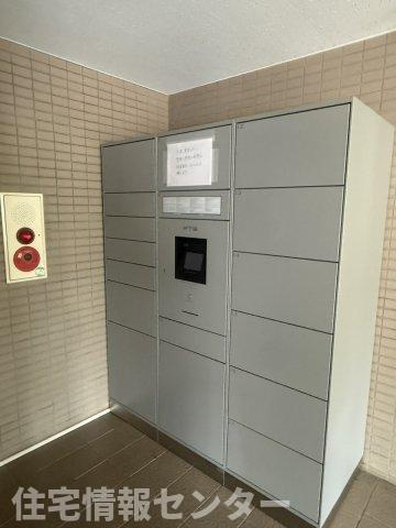 サーパス遠石参番館の設備|不在時でも荷物を受け取れる便利な宅配ボックス！再配達の手間や時間を気にすることなく、お出かけが出来、日中忙しい方や外出が多い方の快適な暮らしをサポートする便利な設備です。