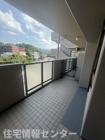 サーパス遠石参番館のその他共用部分|共用廊下から一歩引いた専用ポーチ。独立感を演出するポーチは、玄関ドアの開閉時に室内の様子が見えにくく、防犯面・プライバシー面でも安心です。