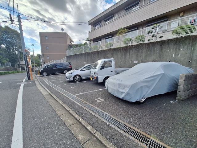クレインヒルズの駐車場