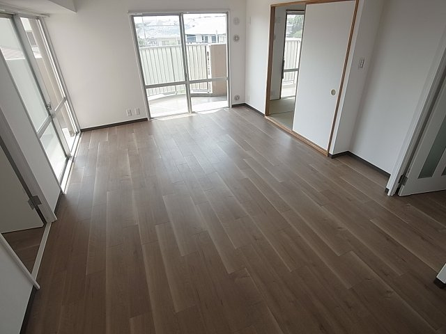 コープ野村鈴蘭台の居間・リビング|採光、風通しも良好の広々リビング