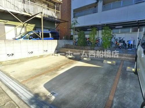 エクセレント　ティアラの駐車場