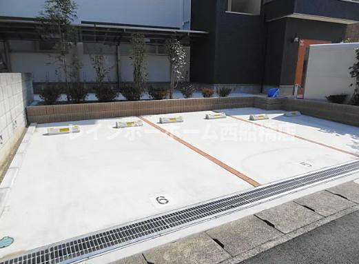 エクセレント　ティアラの駐車場