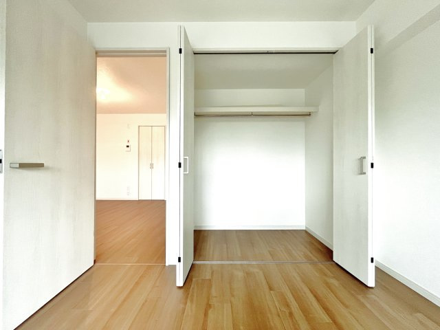 ライオンズマンション豊島園の収納|5.4帖洋室　クローゼット
こちらのお部屋もしっかりとした大きさのクローゼット完備です