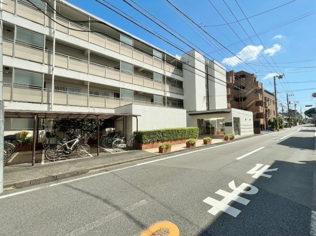 ライオンズマンション豊島園の外観|穏やかで暮らし心地の良いエリアです
コンビニも近く便利な立地♪♪
小中学校も徒歩6分で通学も安心