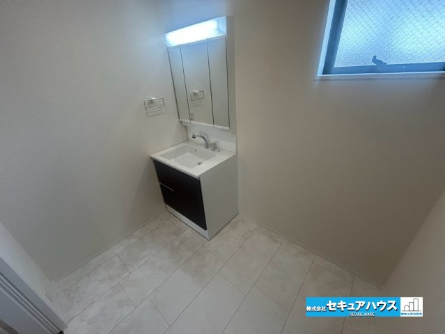 【本日ご案内可能】豊明市阿野町　全6棟の独立洗面台|【洗面台】
◆鏡の裏にはたっぷりと収納スペースを標準装備！
◆電源を付属しているのでドライヤーなど利用できます。
◆洗面台下の収納には洗剤やシャンプーなどのストックをしまうことができます。　　　　　　