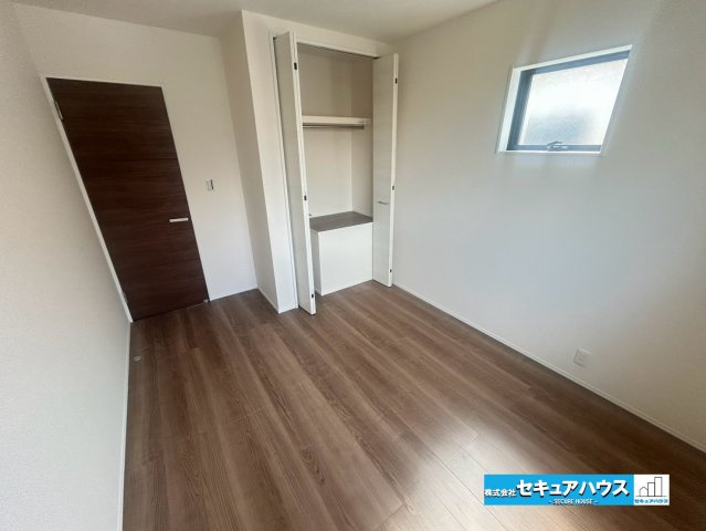 【本日ご案内可能】豊明市阿野町　全6棟の洋室|【洋室5.44帖】
◆家族一人ひとりの大切なプライベート空間。趣味に合わせて使って頂けるようシンプルに仕上げてあります。暮らし心地を大きく左右する収納を、適材適所に配置し使い勝手を考慮しました。　　　
