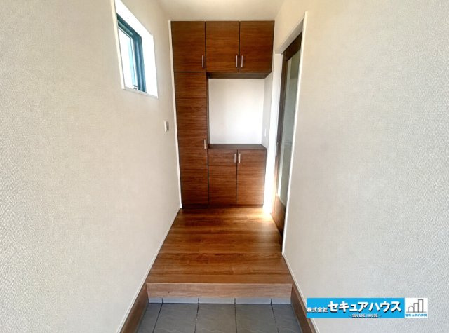 【本日ご案内可能】豊明市阿野町　全6棟の玄関|【玄関】
◆お家に出会う人々を迎える玄関だからこそ、広々清潔感あふれる空間にしたいものです。採光・通風にも配慮された設計で毎日明るい空間をキープします♪　　　　　　　　　　　　　　　　　　　　　　　　