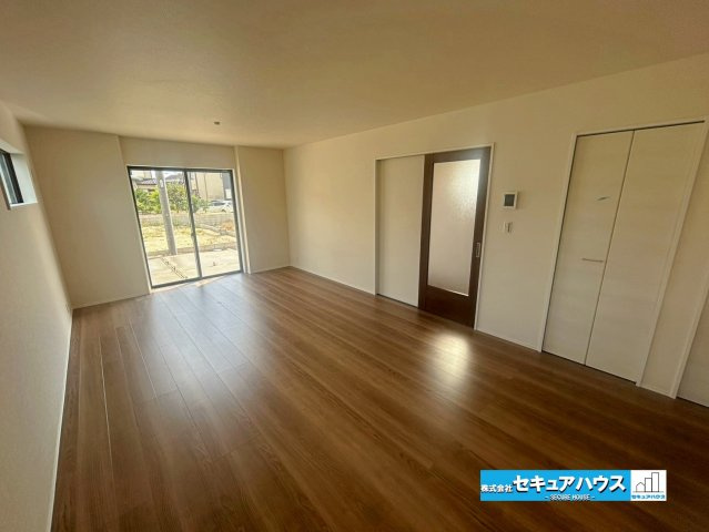 【本日ご案内可能】豊明市阿野町　全6棟の居間・リビング|【LDK19帖】
◆日当たりが良く温かい広々リビングは家族の団らんスペースになります。　　　　　　　　　　　　　　　　　　　　　　　　　　　　　　　　　　　　　　　　　　　　　　　　　　　　　　　　　