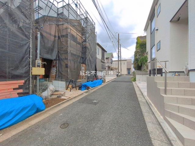 練馬区大泉学園町6丁目 全2棟 B号棟の前面道路含む現地写真|前面道路北西側約4.0ｍ道路に面する立地