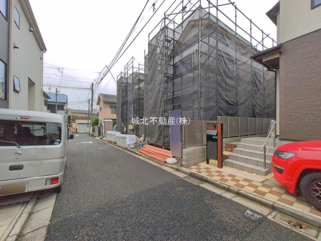 練馬区大泉学園町6丁目 全2棟 B号棟の前面道路含む現地写真|前面道路北西側約4.0ｍ道路に面する立地